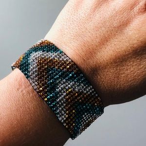 Bracelet: handmade ethnic jewelry from Peru.